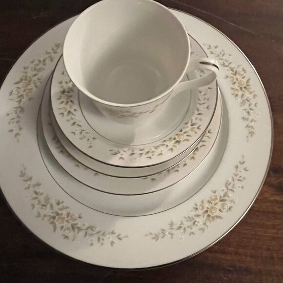 Crown Victoria - Carolyn - dish set - Picture 1 of 16